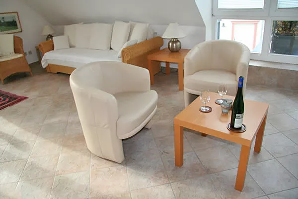 Wohnzimmer Sofa Sessel Couchtisch Ferienwohnung Pronsfeld